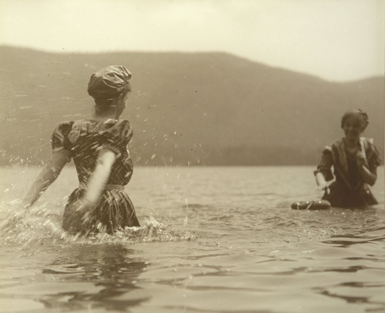 Emmy og Selma, Lake George, 1899. af Alfred Stieglitz
