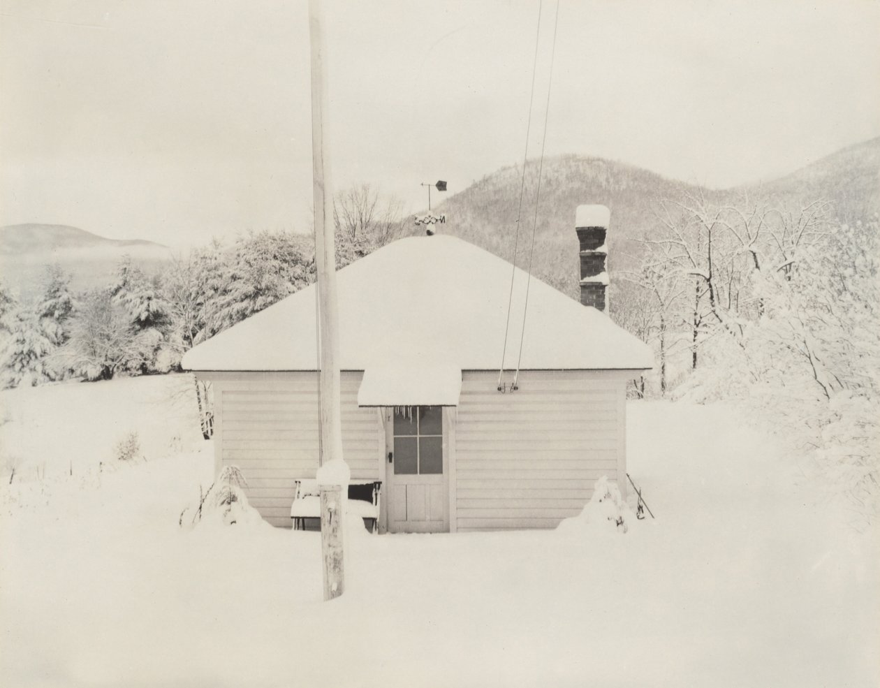 Den første sne og det lille hus af Alfred Stieglitz