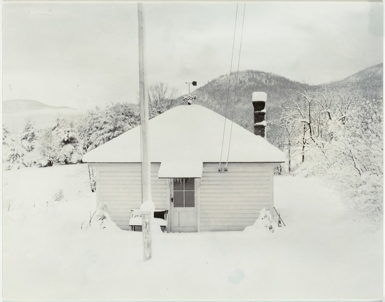 Første sne og det lille hus, 1923. af Alfred Stieglitz