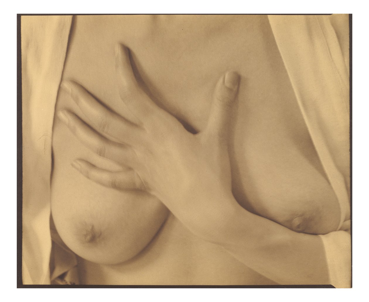 Georgia O’Keeffe – Hånd og bryster af Alfred Stieglitz