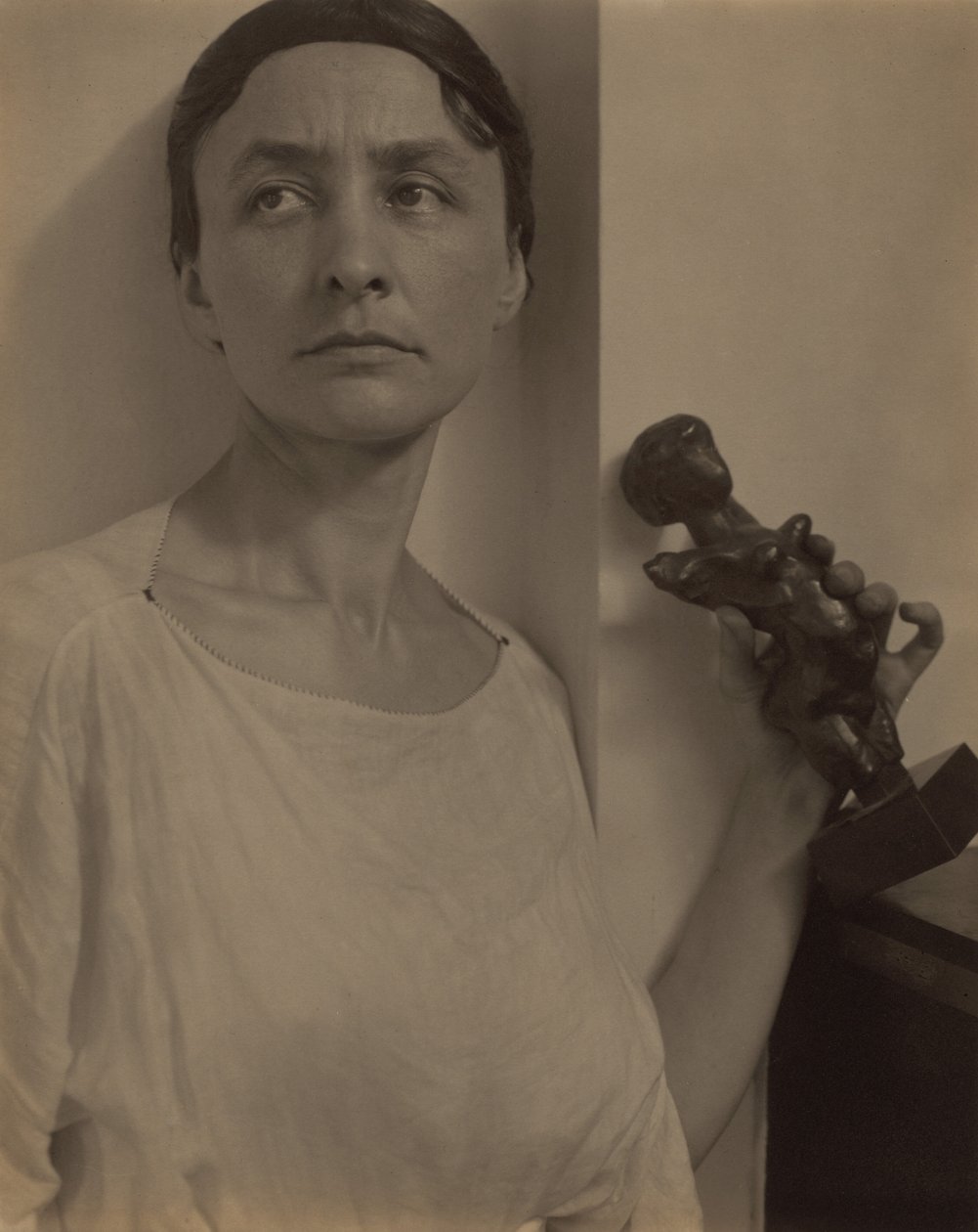 Georgia O’Keeffe med en skulptur af Matisse af Alfred Stieglitz