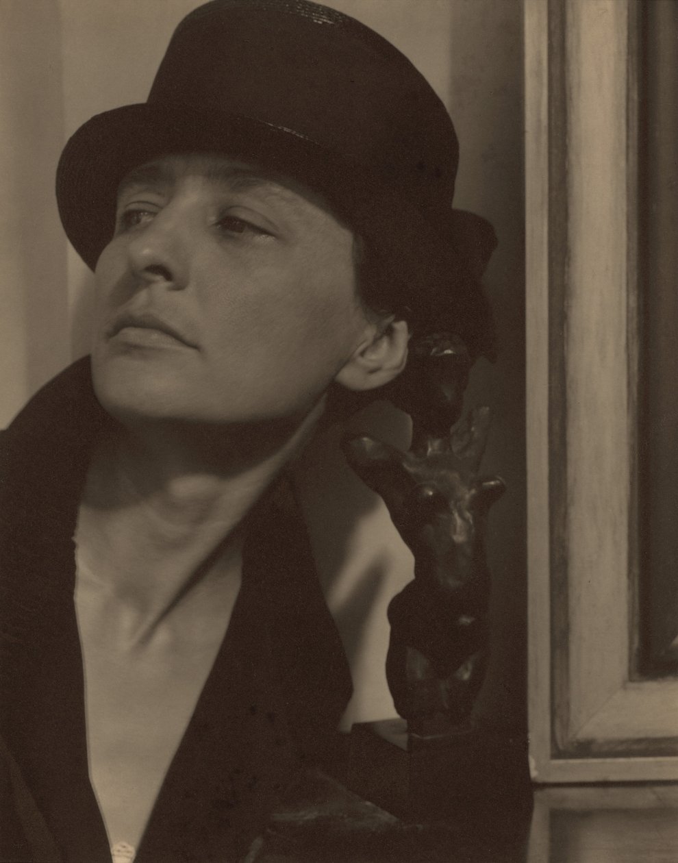 Georgia O’Keeffe med en skulptur af Matisse af Alfred Stieglitz