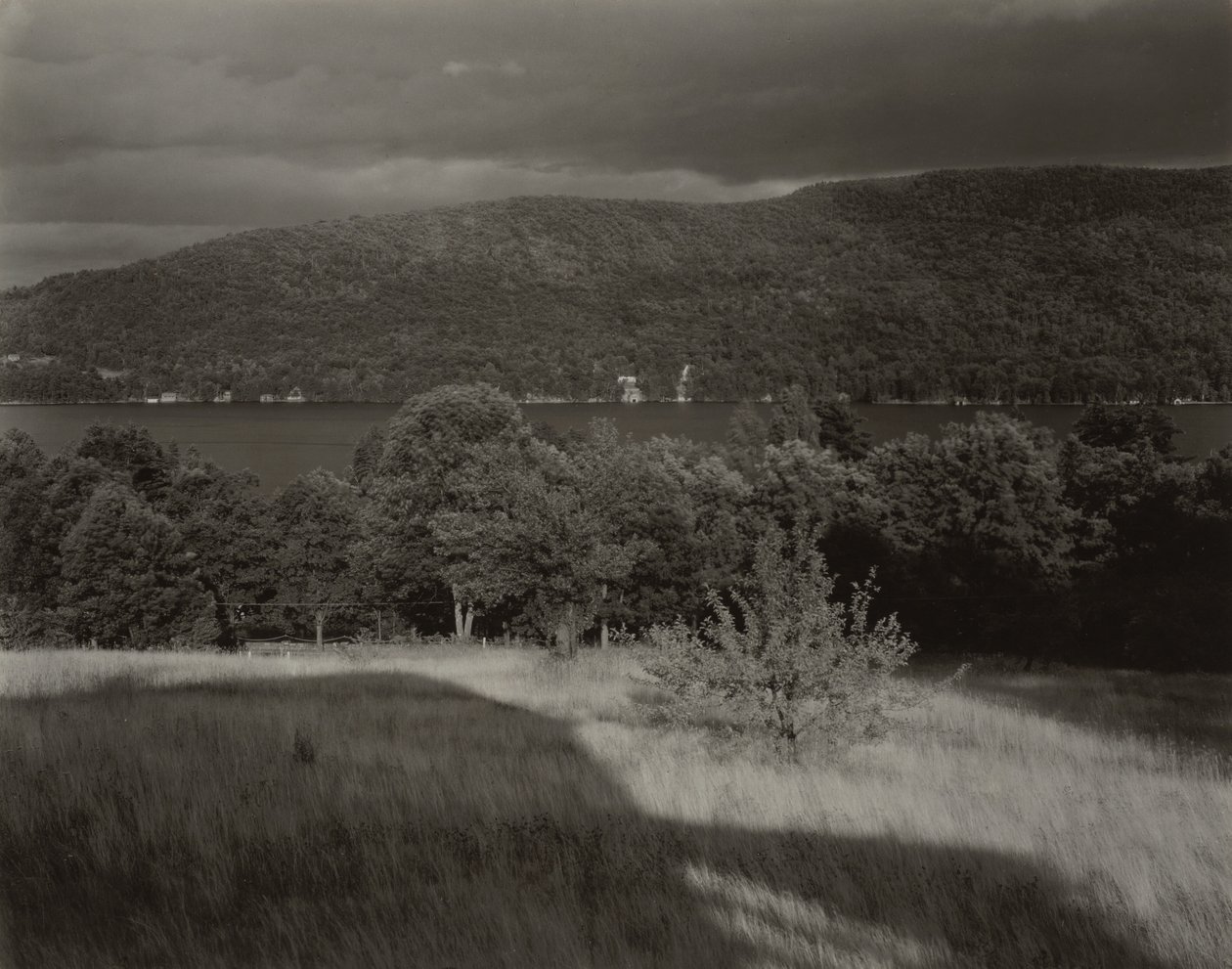 Lake George set fra bakken af Alfred Stieglitz