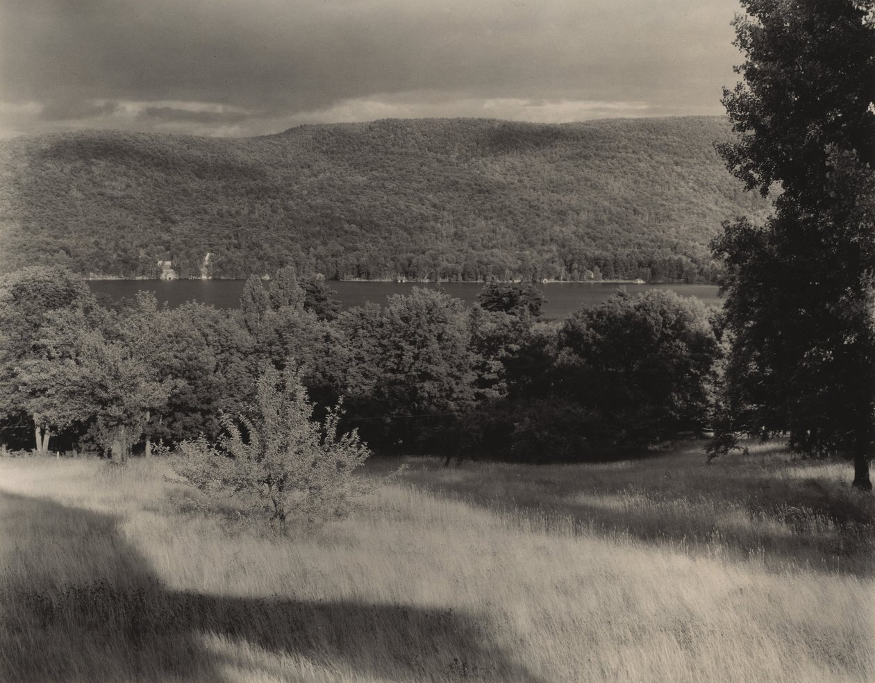Lake George set fra bakken af Alfred Stieglitz