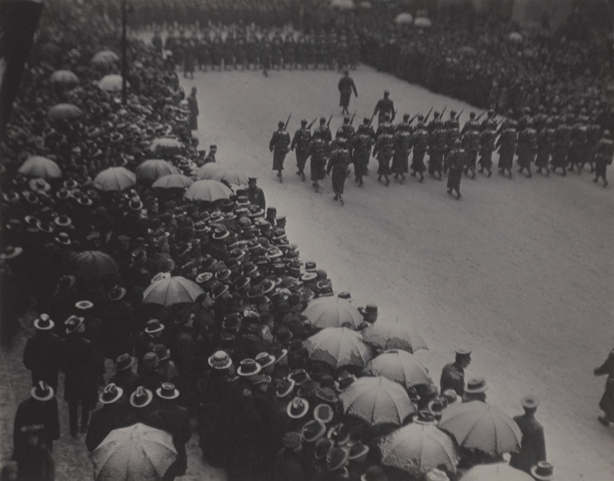 Militærparade, New York af Alfred Stieglitz