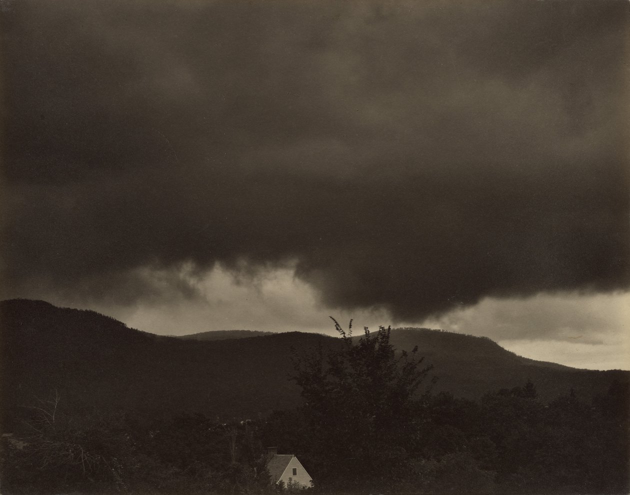 [Musik: En serie på ti skyfotografier, nr. 1] af Alfred Stieglitz