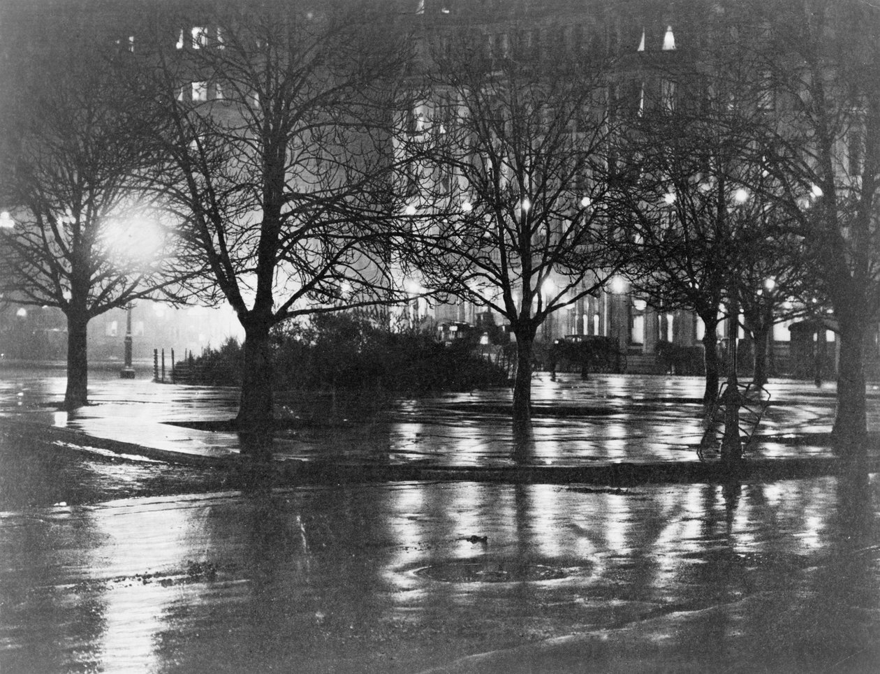 Refleksioner, nat, New York, ca. 1898 (fotogravure) af Alfred Stieglitz