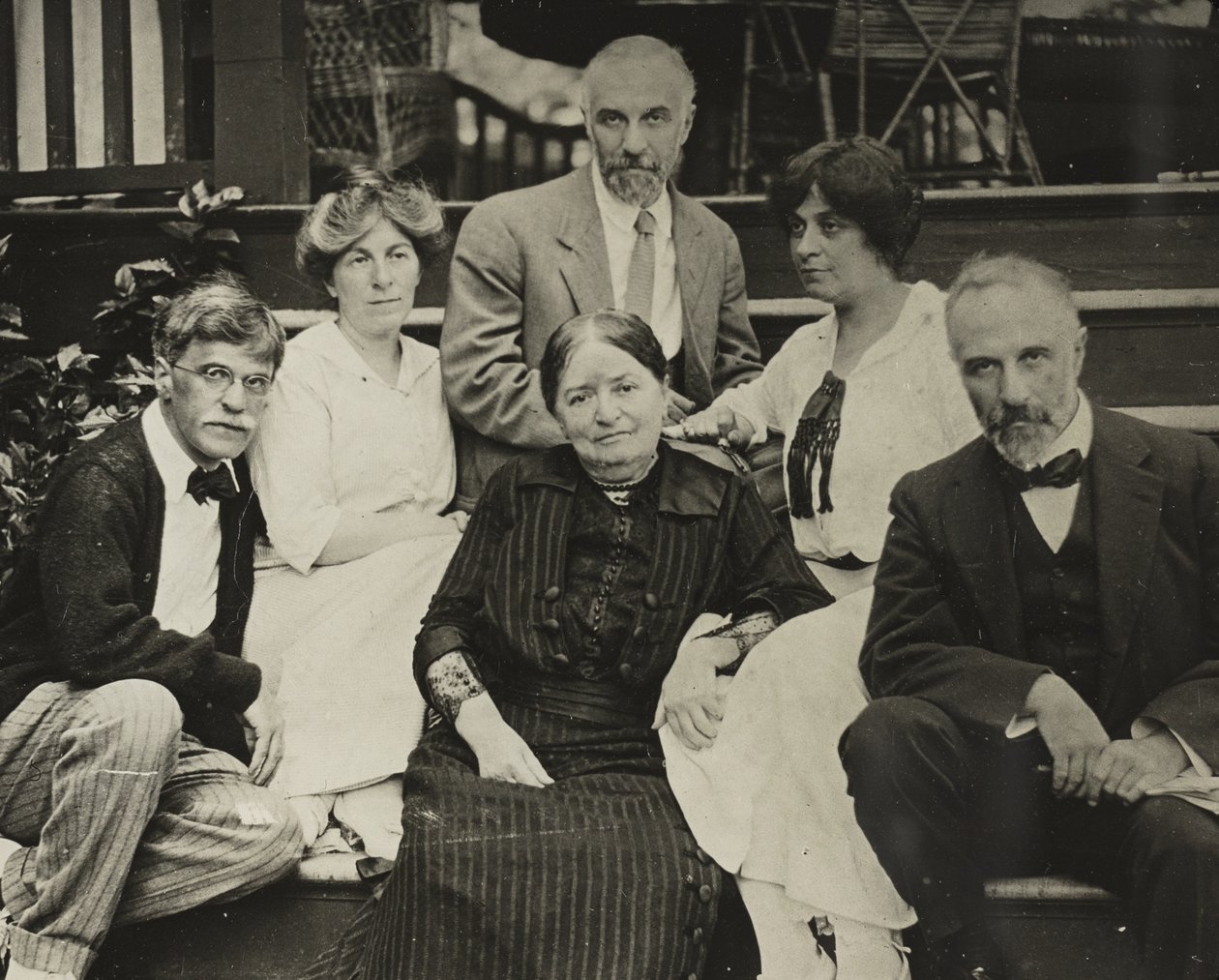 Uden titel (Stieglitz, Agnes, mor Hedwig, Julius, Selma og Lee på Oaklawns trin) af Alfred Stieglitz