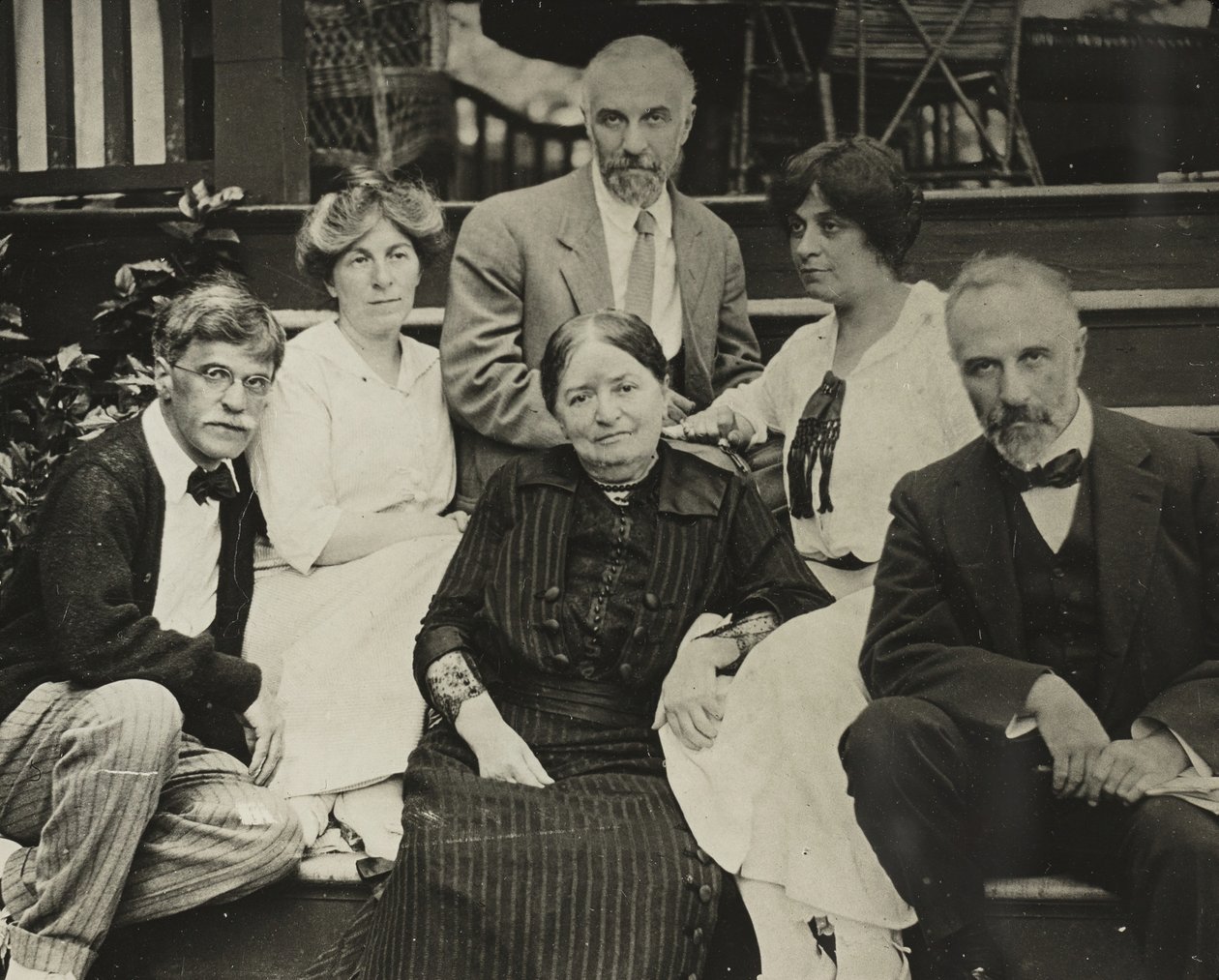 Uden titel Stieglitz, Agnes, mor Hedwig, Julius, Selma og Lee på Oaklawns trapper, 1910 eller 1912. af Alfred Stieglitz