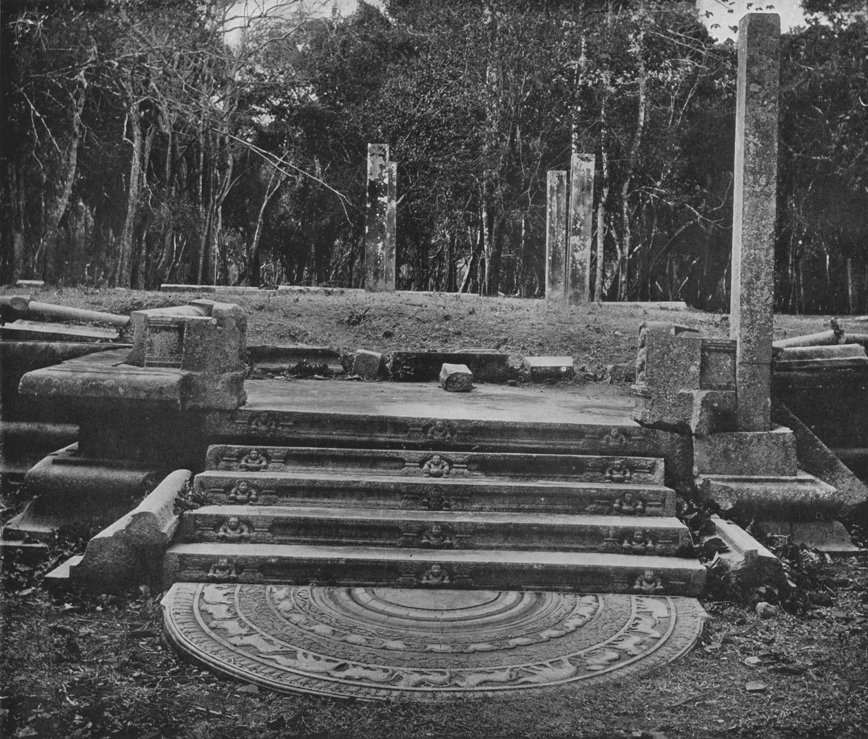 De ødelagte byer i Anuradhapura. Månesten og trin, c1890, 1910 af Alfred William Amandus Plate