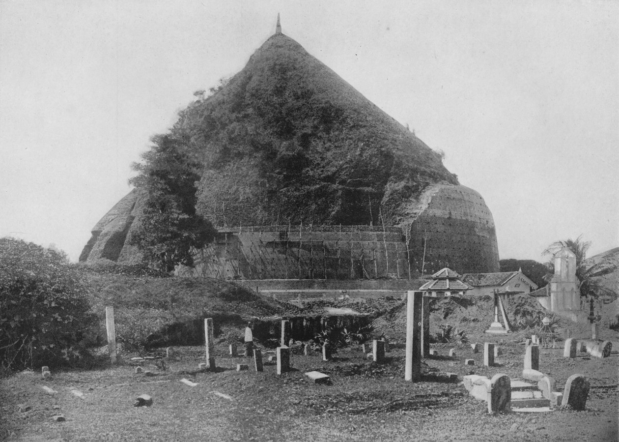 De ødelagte byer i Anuradhapura. Ruanwella Dagoba, Elephant Platform, c1890, 1910 af Alfred William Amandus Plate