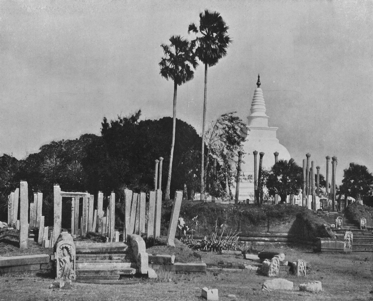 De ødelagte byer i Anuradhapura. Thuparama Dagoba, c1890, 1910 af Alfred William Amandus Plate