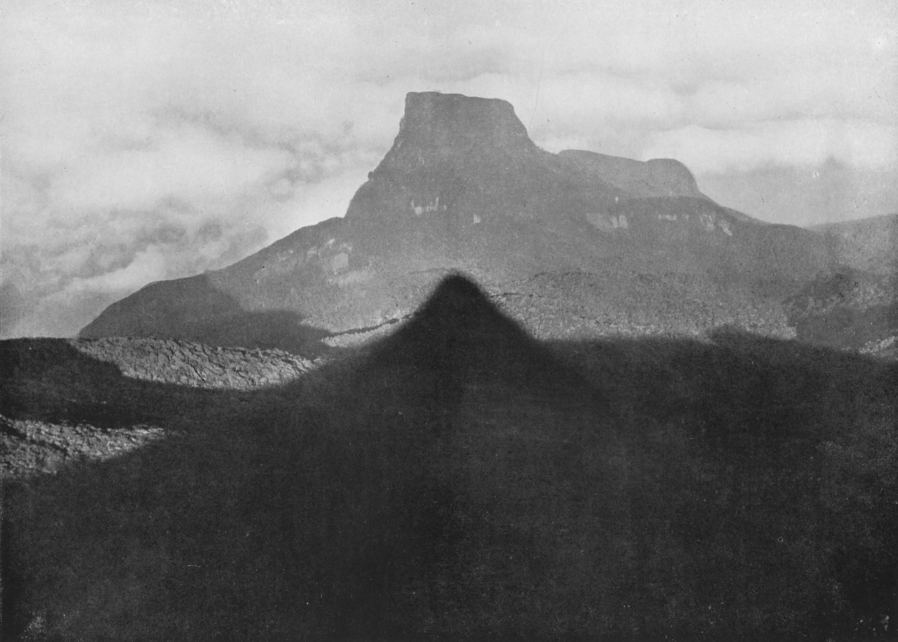 The Shadow of Adams Peak og Bible Rock. Taget fra toppen ved solopgang, c1890, 1910 af Alfred William Amandus Plate