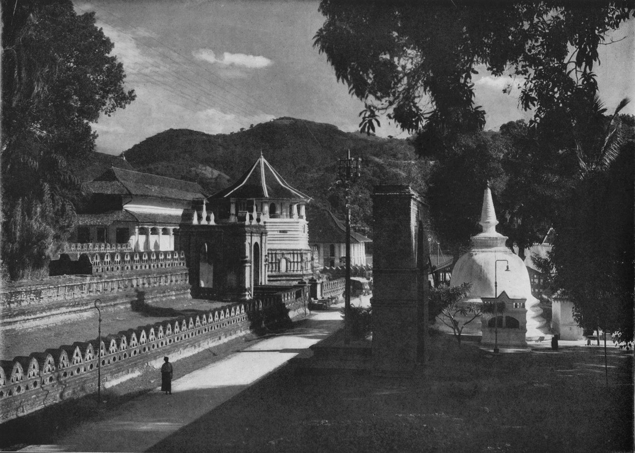Templet for den hellige tand og Dagoba, Kandy, Ceylon, c1890, 1910 af Alfred William Amandus Plate