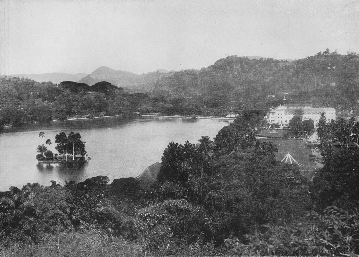 Udsigt over Kandy-søen fra Lady Hortons Drive, Kandy, c1890, 1910 af Alfred William Amandus Plate