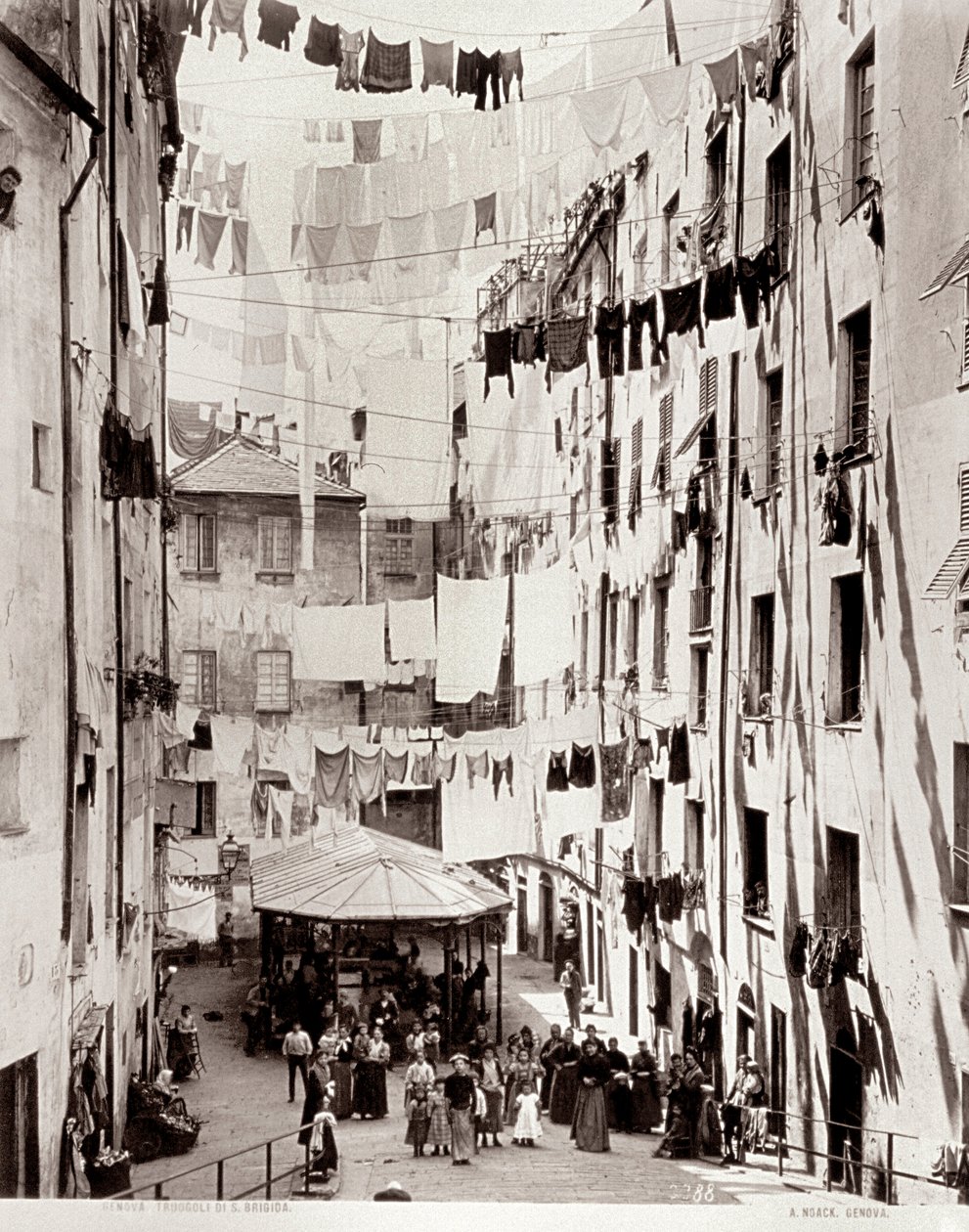 Udsigt over den lille Piazza dei Tuogoli di Santa Brigida, ca. 1895 af Alfredo Noack