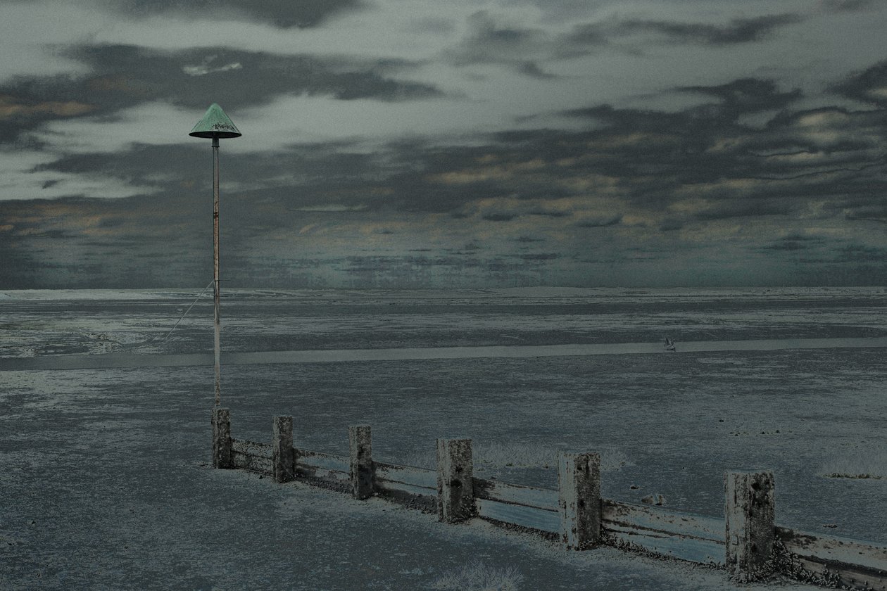 Beach Walk, Leigh-on-Sea, 2018 (håndmalet fotografi) af Alice Gur-Arie