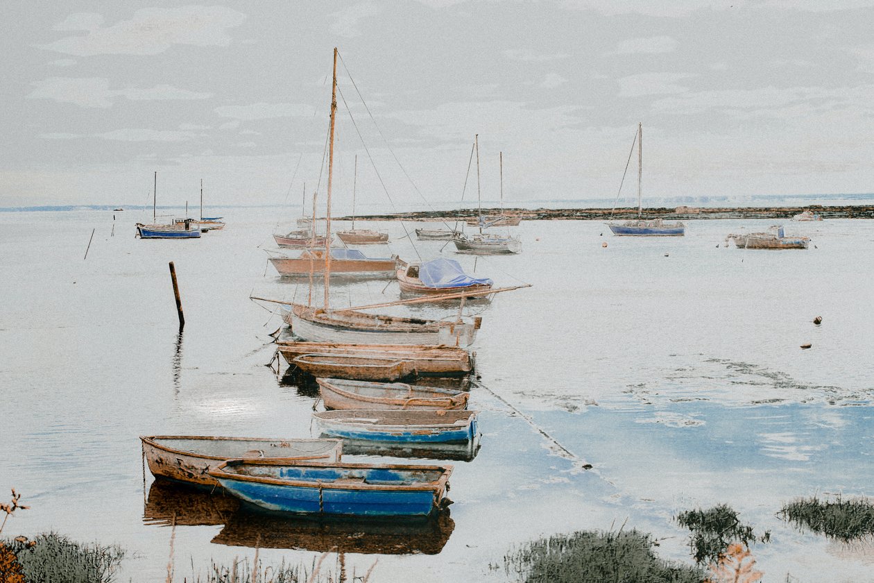 Både i Leigh Harbour, 2018 (håndmalet fotografi) af Alice Gur-Arie