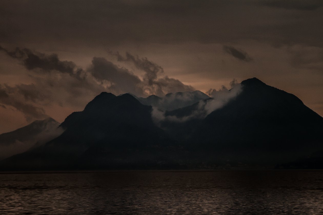 Maggioresøen ved daggry, 2016 (håndmalet fotografi) af Alice Gur-Arie