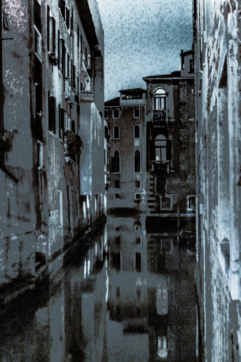 Stille morgen, Venedig, 2019 (håndmalet fotografi) af Alice Gur Arie