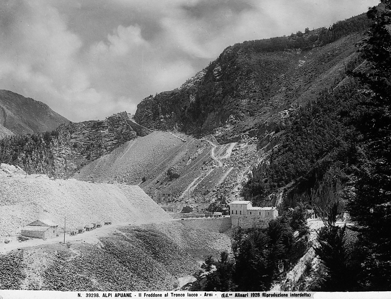 Monte Freddone på Iacco-strækningen i Apuane-alperne i Arni (LU) med marmorbruddene (s/h-foto) af Fratelli Alinari