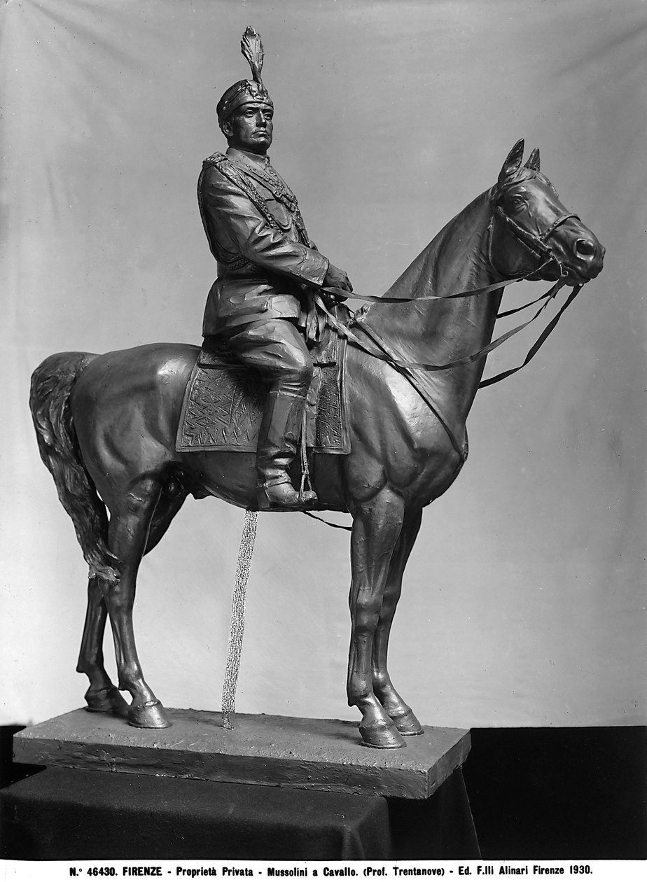 Mussolini til hest, bronzeskulptur af Raimondo Trentanove, privat samling, Firenze (s/h foto) af Fratelli Alinari