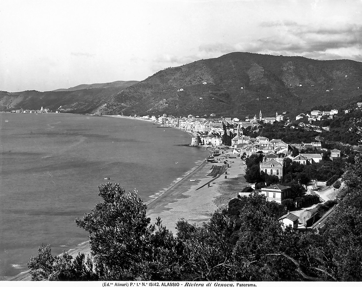 Panoramaudsigt over byen Alassio, Savona-provinsen, ca. 1915-20 (s/h-foto) af Fratelli Alinari