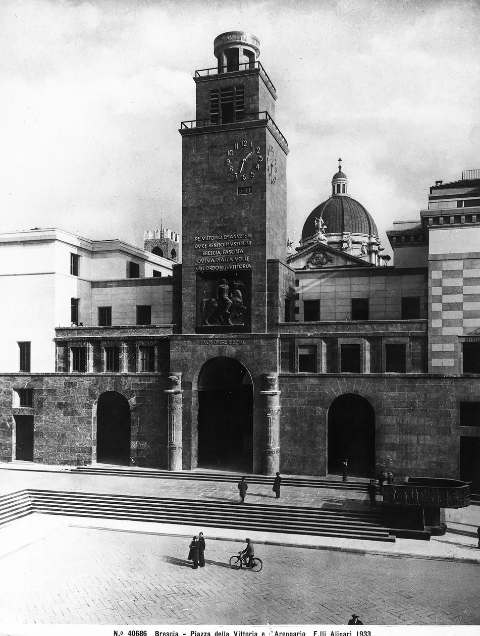 Piazza della Vittoria med Mussolini-tårnet, Brescia (s/h foto) af Fratelli Alinari