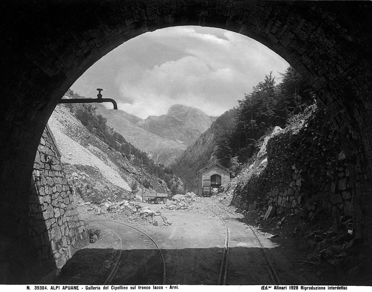 Cipollaio-tunnelen på jernbanestrækningen Arni-Iacco i Apuane-alperne i provinsen Lucca (s/h-foto) af Fratelli Alinari