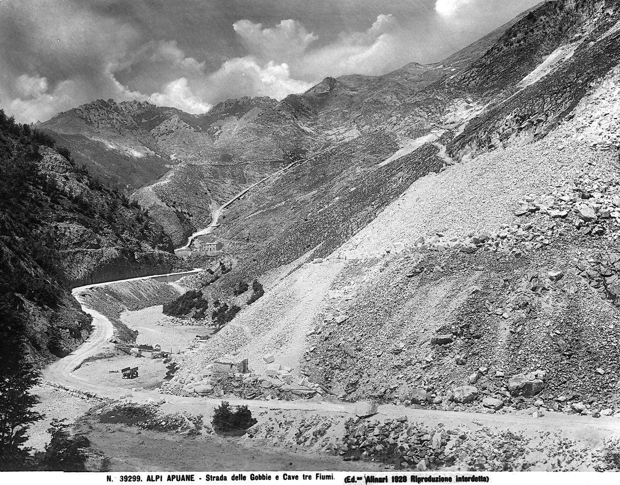 Udsigt over Gobbie-vejen med marmorbrudene i lokaliteten Tre Fiumi i Apuane-alperne i Garfagnana (LU) (s/h-foto) af Fratelli Alinari