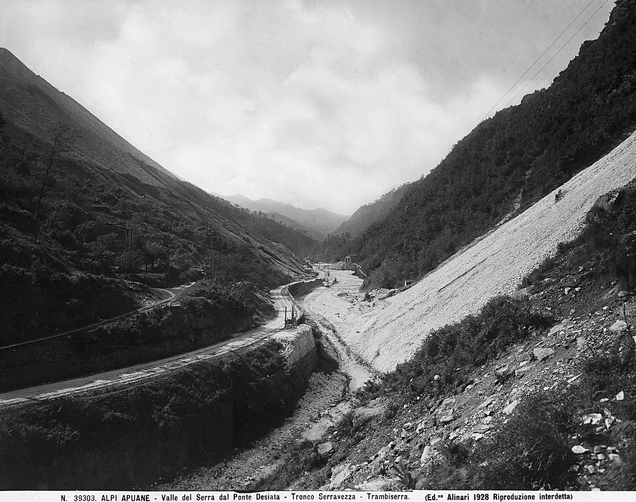 Udsigt over Valle del Serra fra Desiata-broen med marmorbruddene langs vejstrækningen Seravezza-Trambiserra i Apuane-alperne (s/h-foto) af Fratelli Alinari