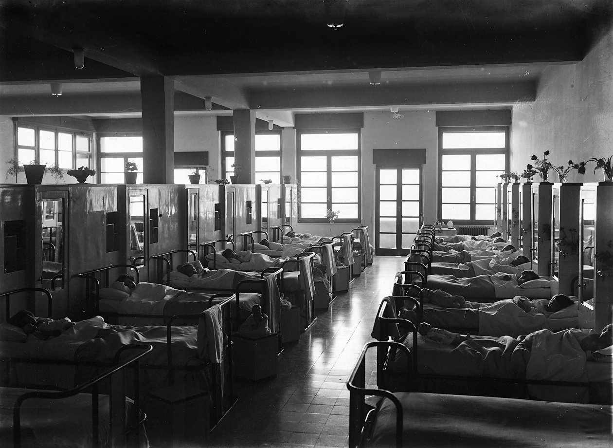 Villa Rosa Maltoni Mussolini: børn i deres senge (s/h foto) af Fratelli Alinari