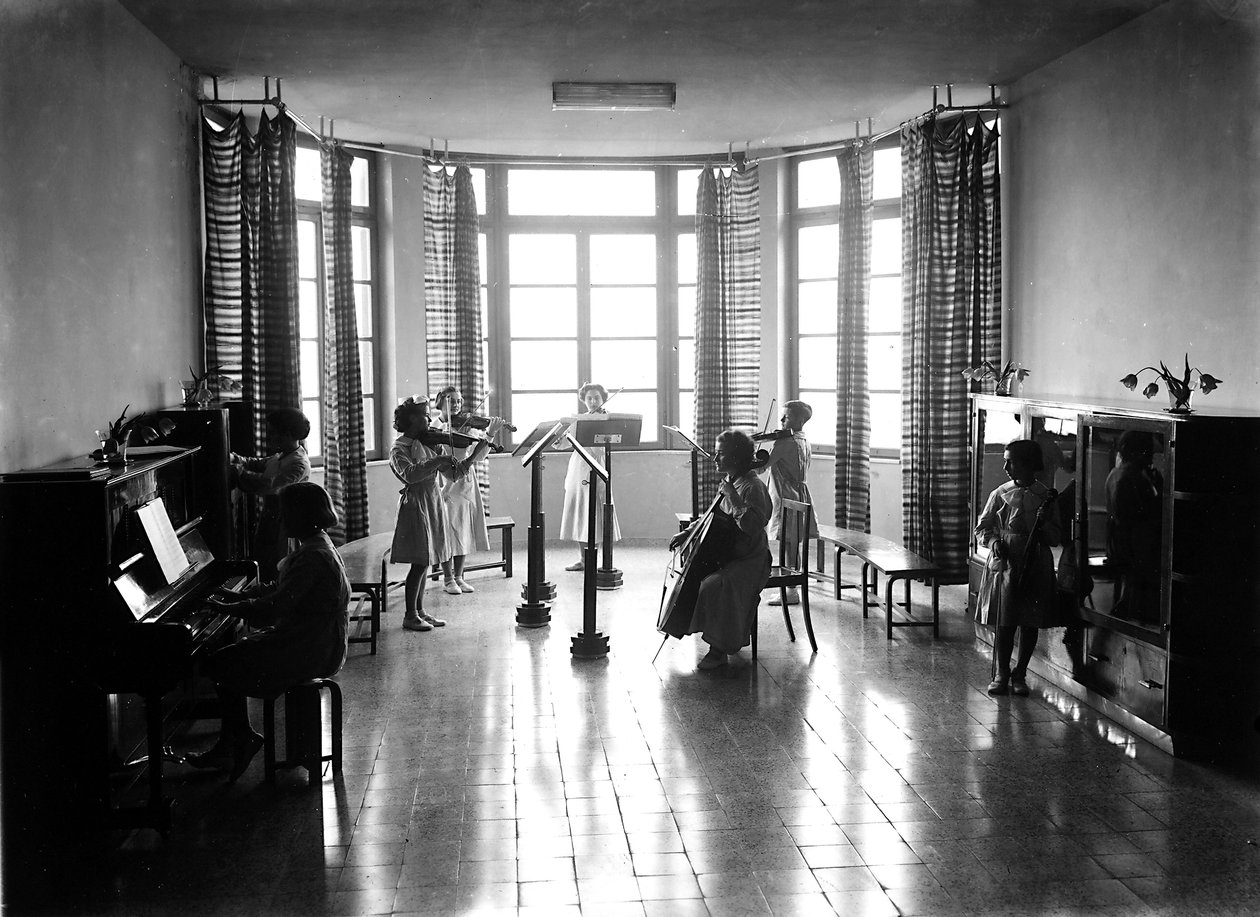 Villa Rosa Maltoni Mussolini: kvindelige studerende under en musiklektion (s/h foto) af Fratelli Alinari