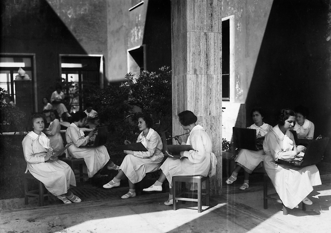 Villa Rosa Maltoni Mussolini: kvindelige studerende under en maletime (s/h-foto) af Fratelli Alinari