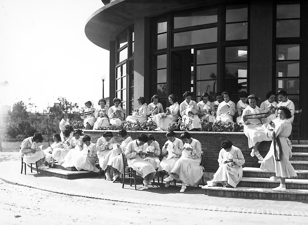 Villa Rosa Maltoni Mussolini: kvindelige studerende under en sylektion, udendørs (s/h foto) af Fratelli Alinari