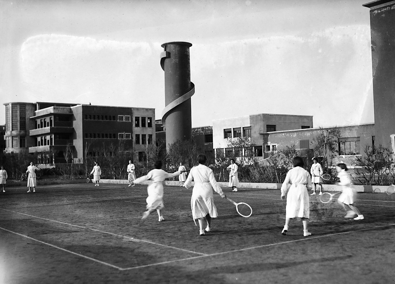 Villa Rosa Maltoni Mussolini: kvindelige studerende under en tenniskamp (s/h-billede) af Fratelli Alinari