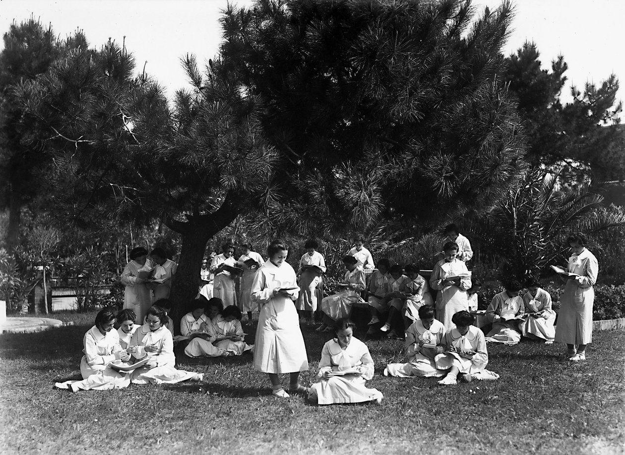 Villa Rosa Maltoni Mussolini: kvindelige studerende under en udendørs lektion (s/h foto) af Fratelli Alinari