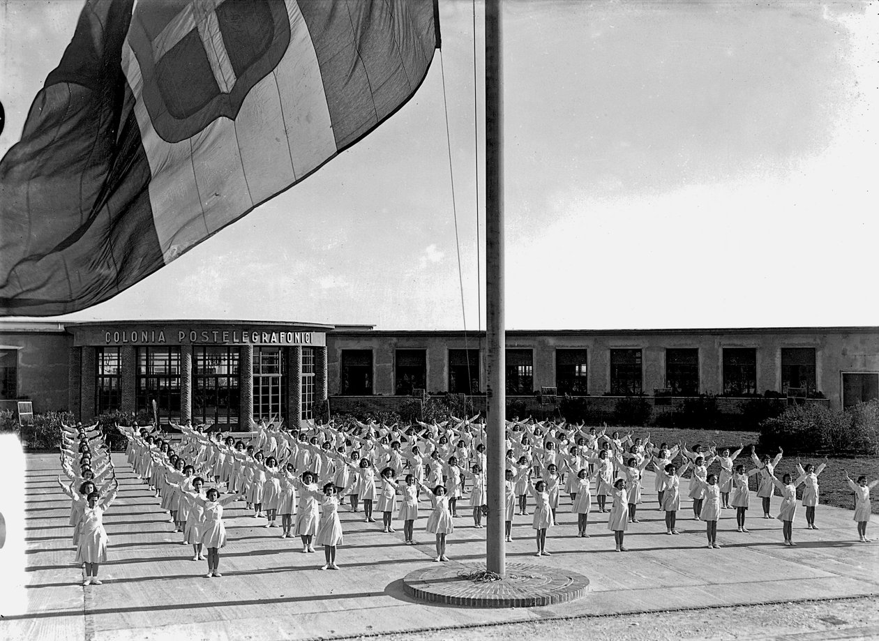 Villa Rosa Maltoni Mussolini: kvindelige studerende træner (s/h-billede) af Fratelli Alinari