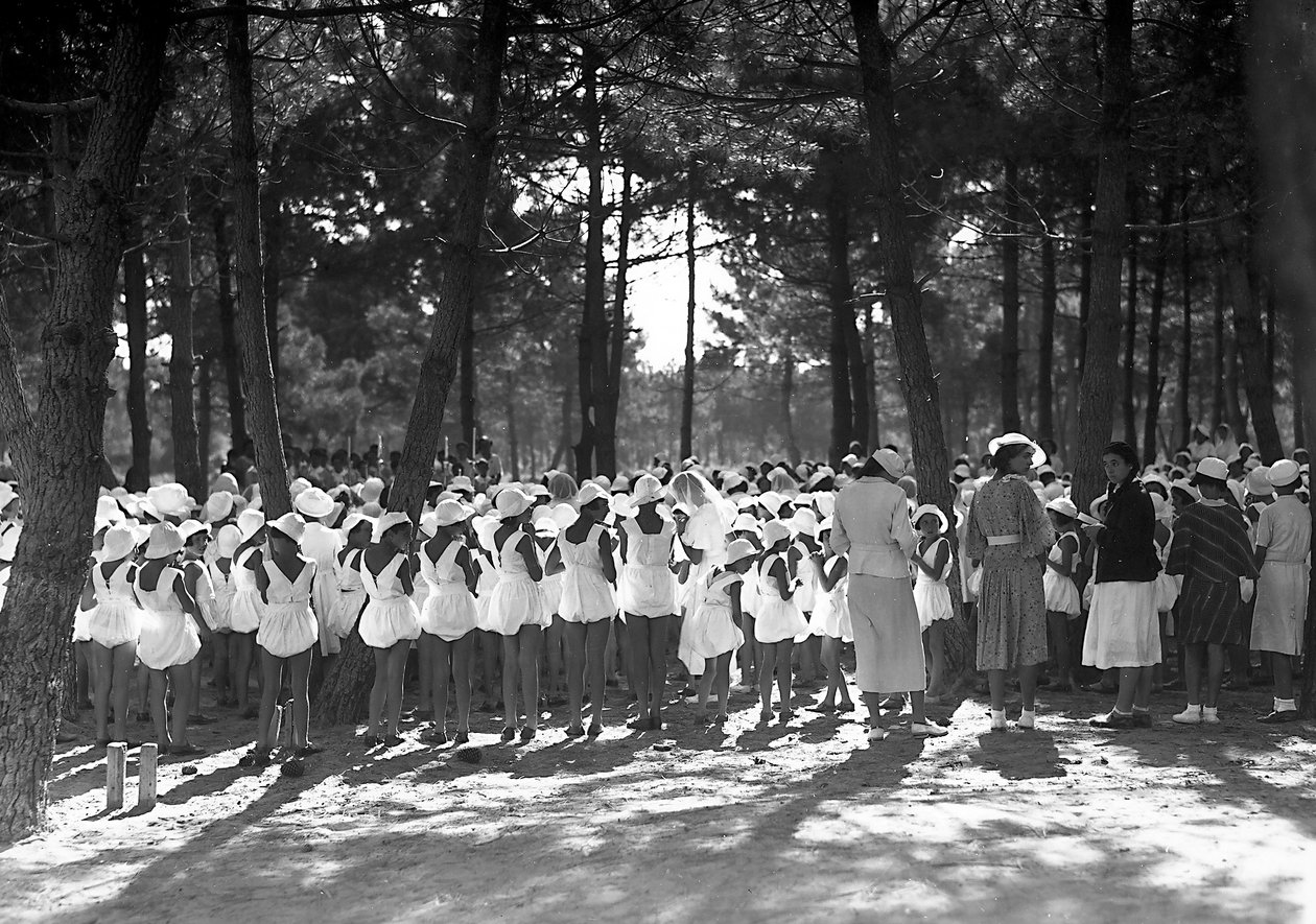 Villa Rosa Maltoni Mussolini: kvindelige studerende samlet i fyrrelunden (s/h foto) af Fratelli Alinari
