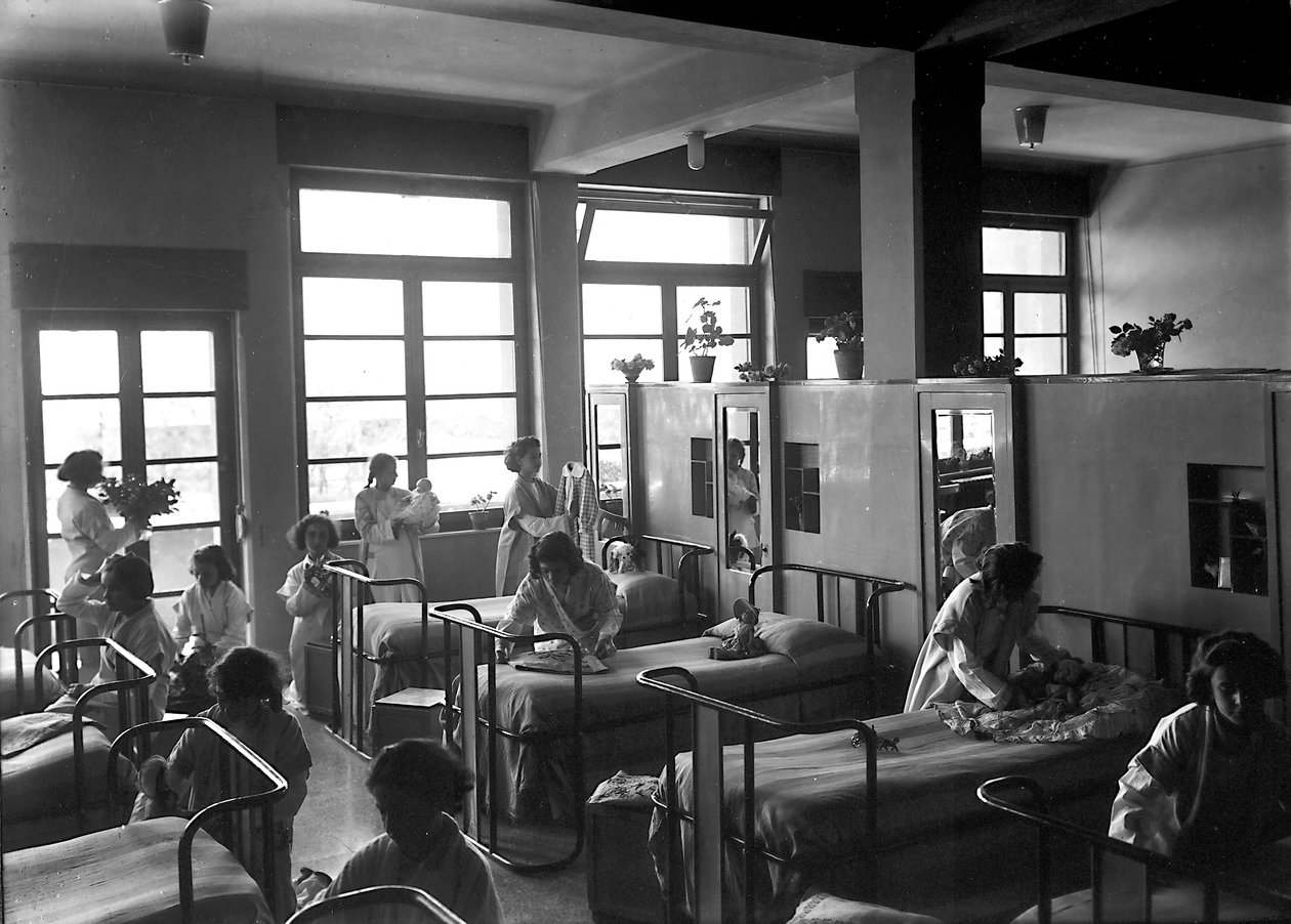 Villa Rosa Maltoni Mussolini: kvindelige studerende ordner deres soveværelser (s/h foto) af Fratelli Alinari