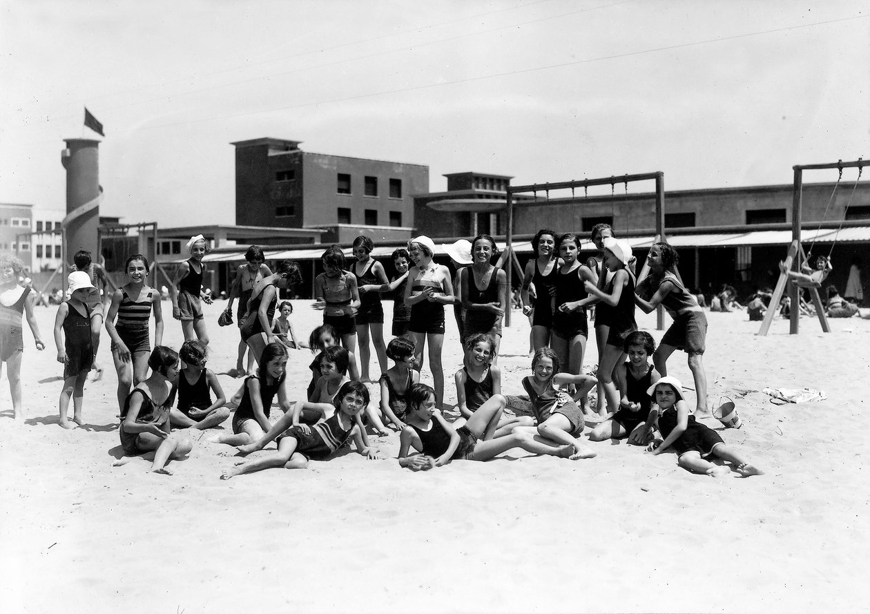 Villa Rosa Maltoni Mussolini: kvindelige sommerlejrstuderende, under rekreation, på stranden (s/h foto) af Fratelli Alinari