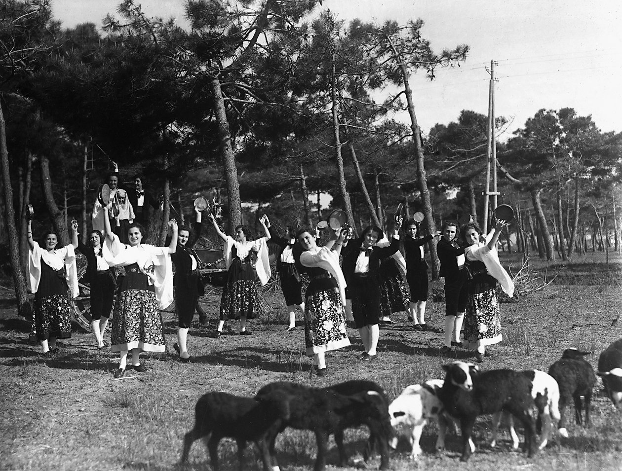 Villa Rosa Maltoni Mussolini: gruppe af teenagere iført traditionelle napolitanske kostumer (s/h foto) af Fratelli Alinari