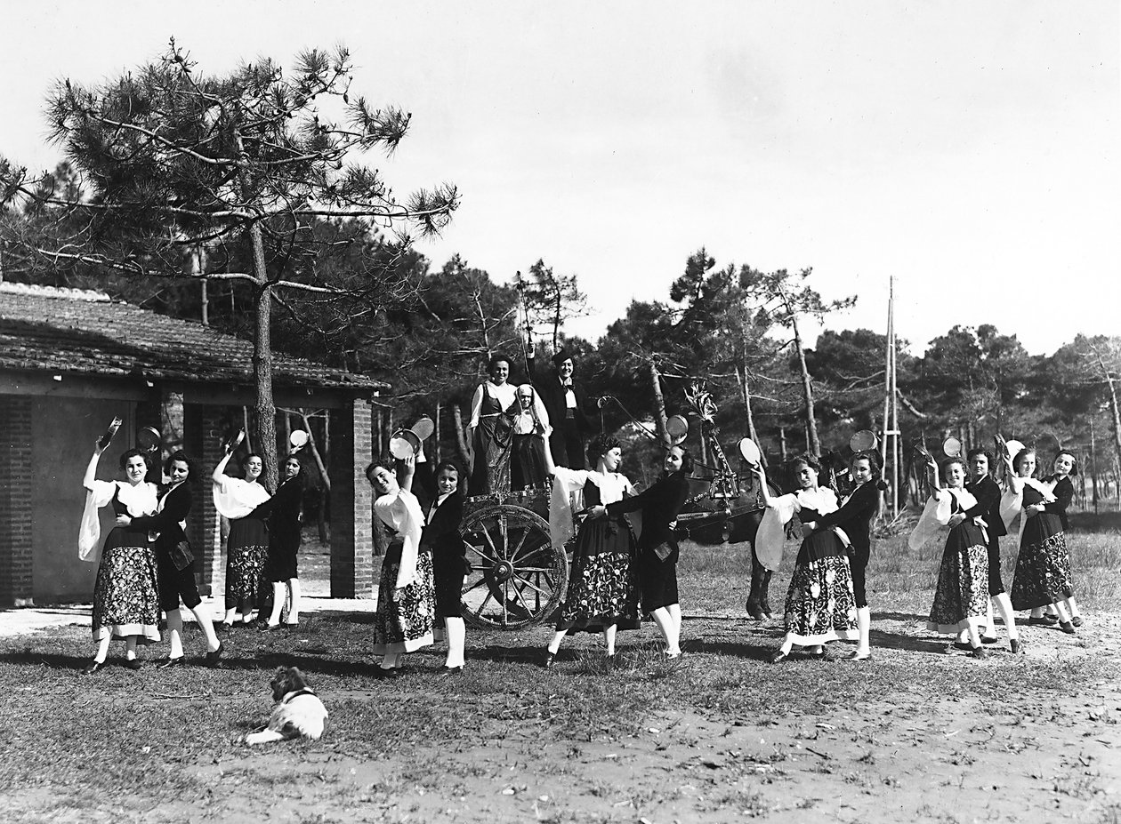 Villa Rosa Maltoni Mussolini: gruppe af teenagere iført traditionelle sicilianske kostumer (s/h foto) af Fratelli Alinari