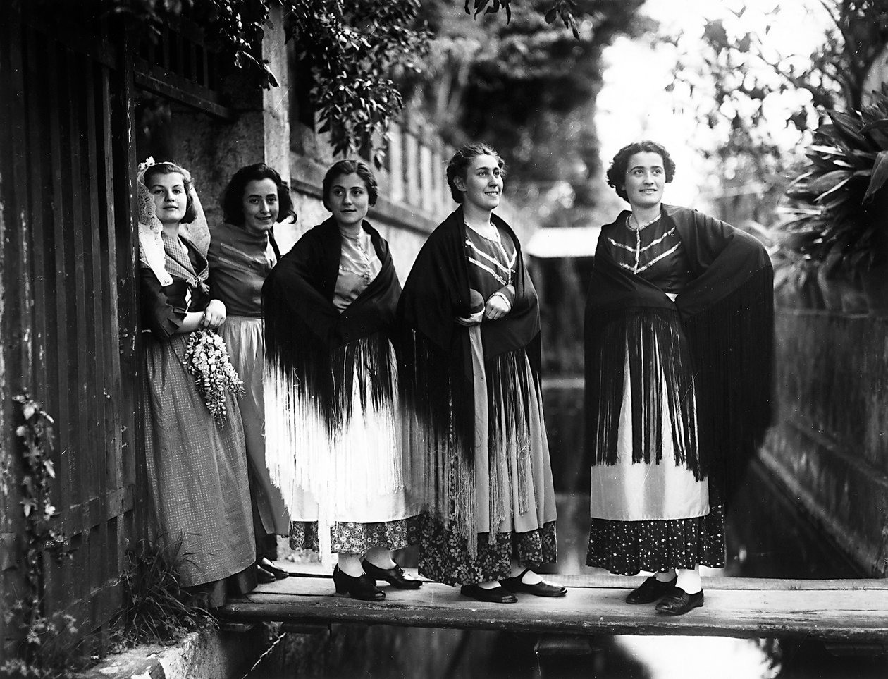 Villa Rosa Maltoni Mussolini: gruppe af teenagere iført traditionelle venetianske kostumer (s/h foto) af Fratelli Alinari