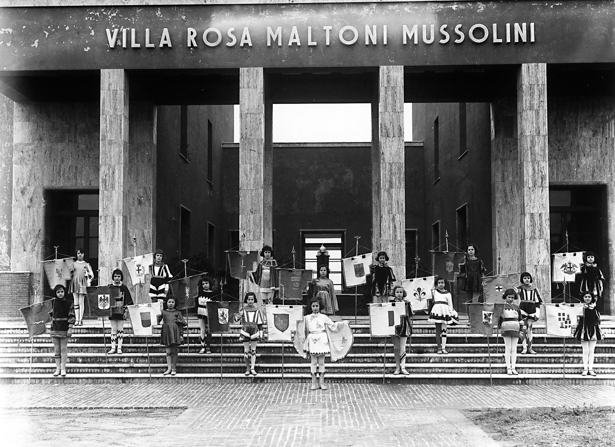 Villa Rosa Maltoni Mussolini: gruppe af unge piger klædt ud som page-drenge (s/h foto) af Fratelli Alinari