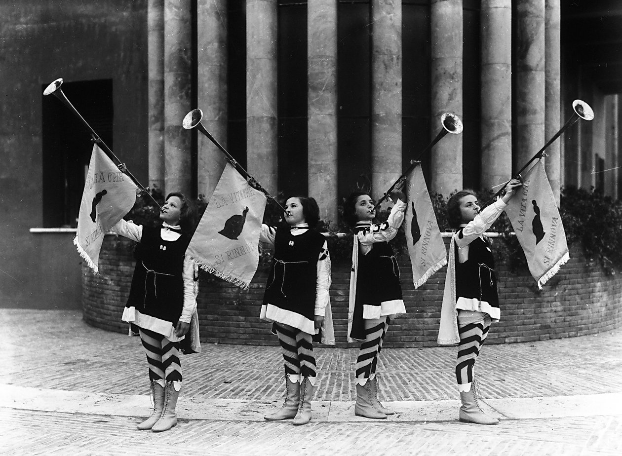 Villa Rosa Maltoni Mussolini: gruppe unge piger klædt ud som page boys (s/h foto) af Fratelli Alinari