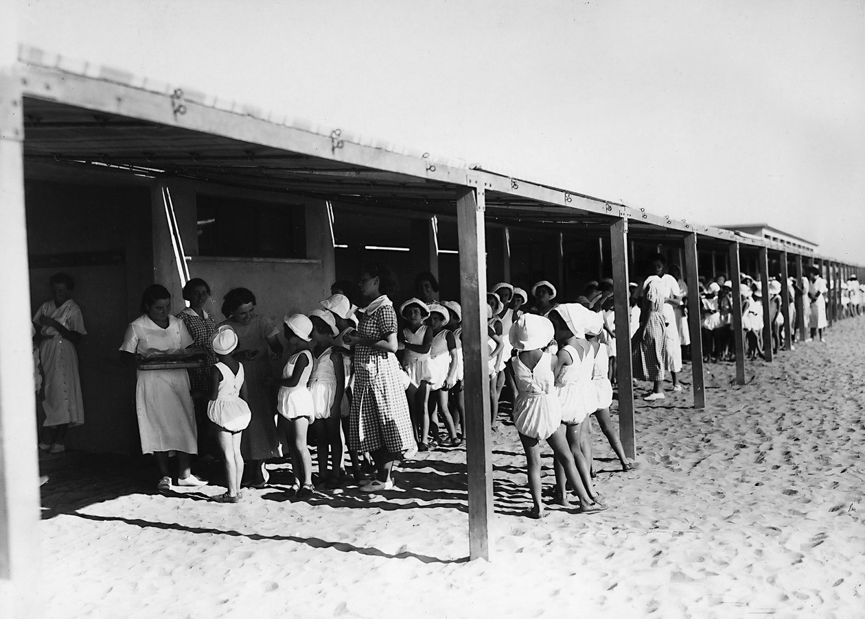 Villa Rosa Maltoni Mussolini: uddeling af måltider på stranden (s/h foto) af Fratelli Alinari
