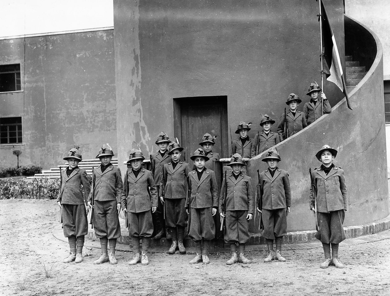 Villa Rosa Maltoni Mussolini: portræt af børn iført friuliske militæruniformer (s/h foto) af Fratelli Alinari