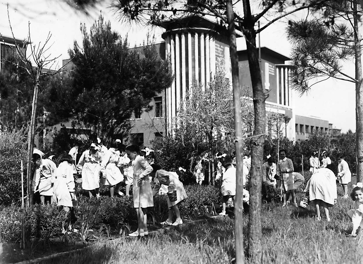 Villa Rosa Maltoni Mussolini: studerende uden for instituttet, der arbejder i køkkenhaven (s/h foto) af Fratelli Alinari