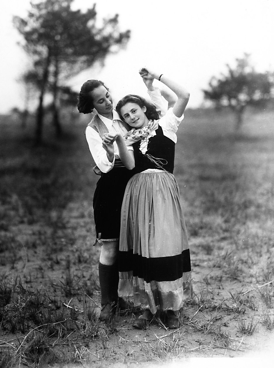 Villa Rosa Maltoni Mussolini: to unge i friulanske dragter (s/h-foto) af Fratelli Alinari
